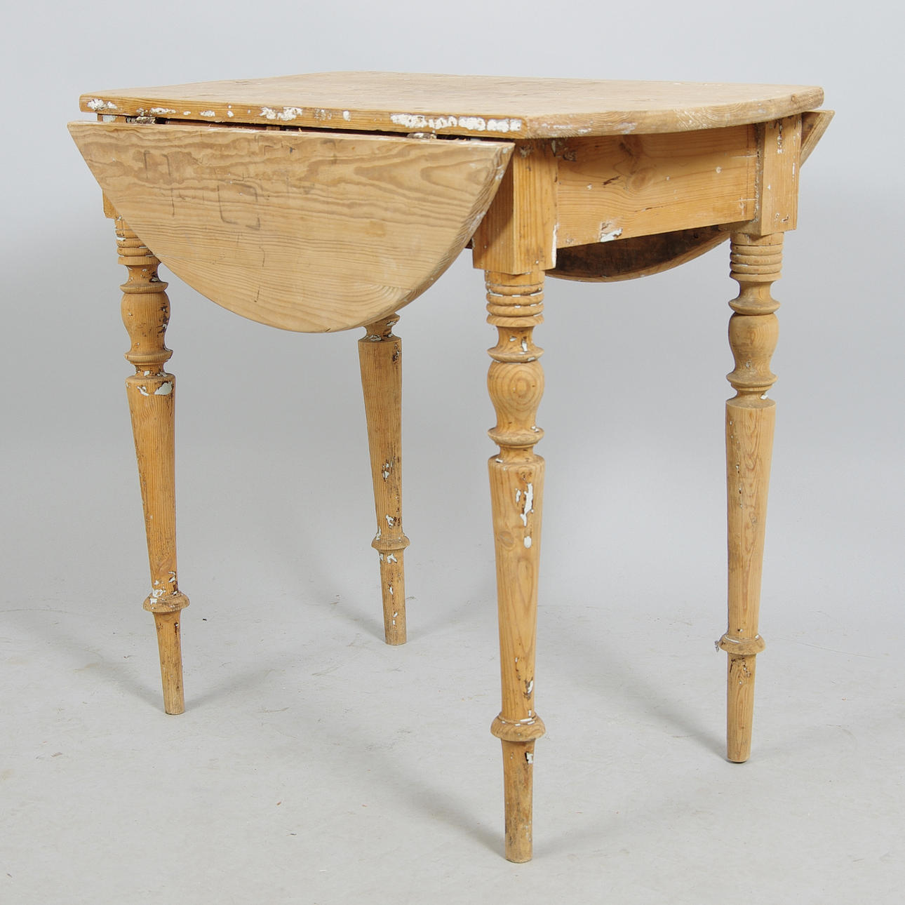 BORD MED KLAFFAR, fur, sent 1800-tal.