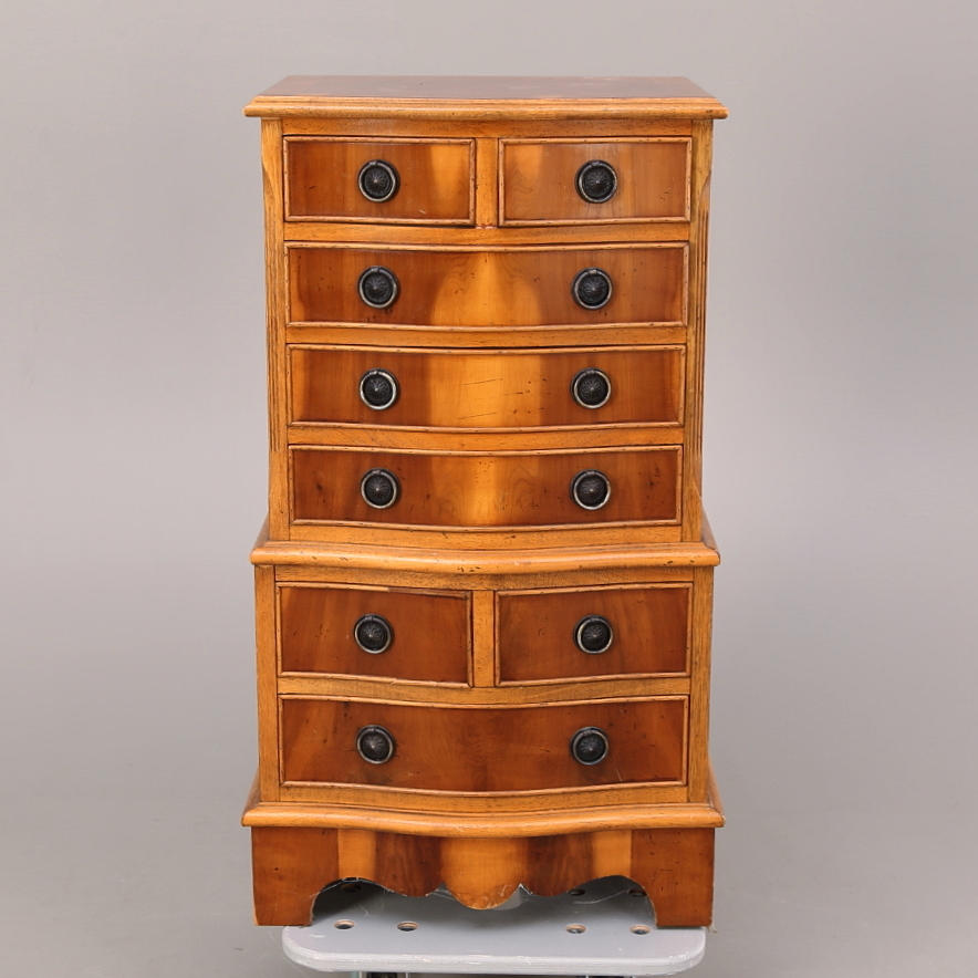 BYRÅ, engelsk stil, 8 lådor, 1900-tal.