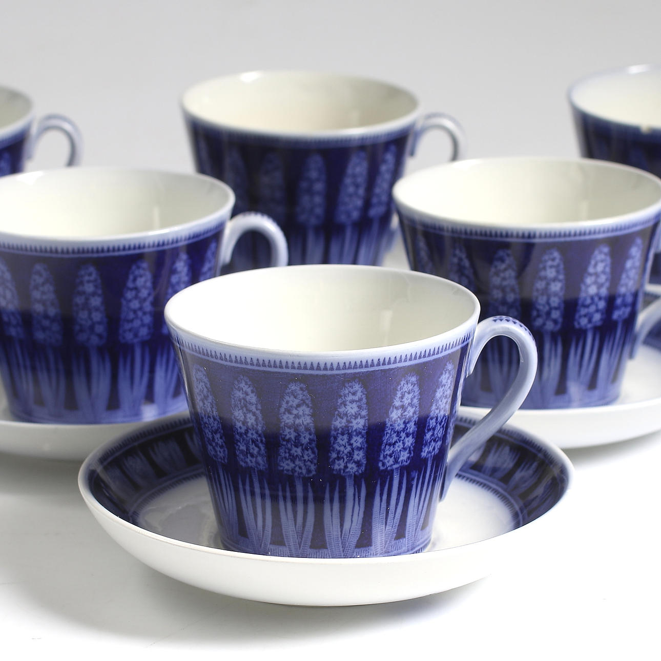 TEKOPPAR och FAT, 12 delar, "Hyacint", Arthur Percy, Gefle porslinsfabrik. 1900-talets mitt.