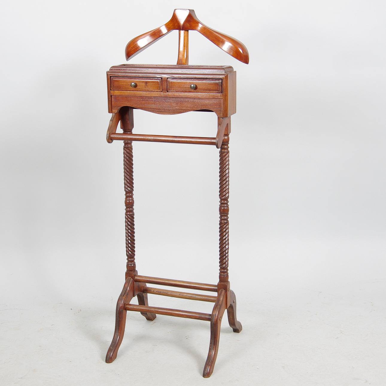 HERRBETJÄNT, mahognybetsad, samtida.