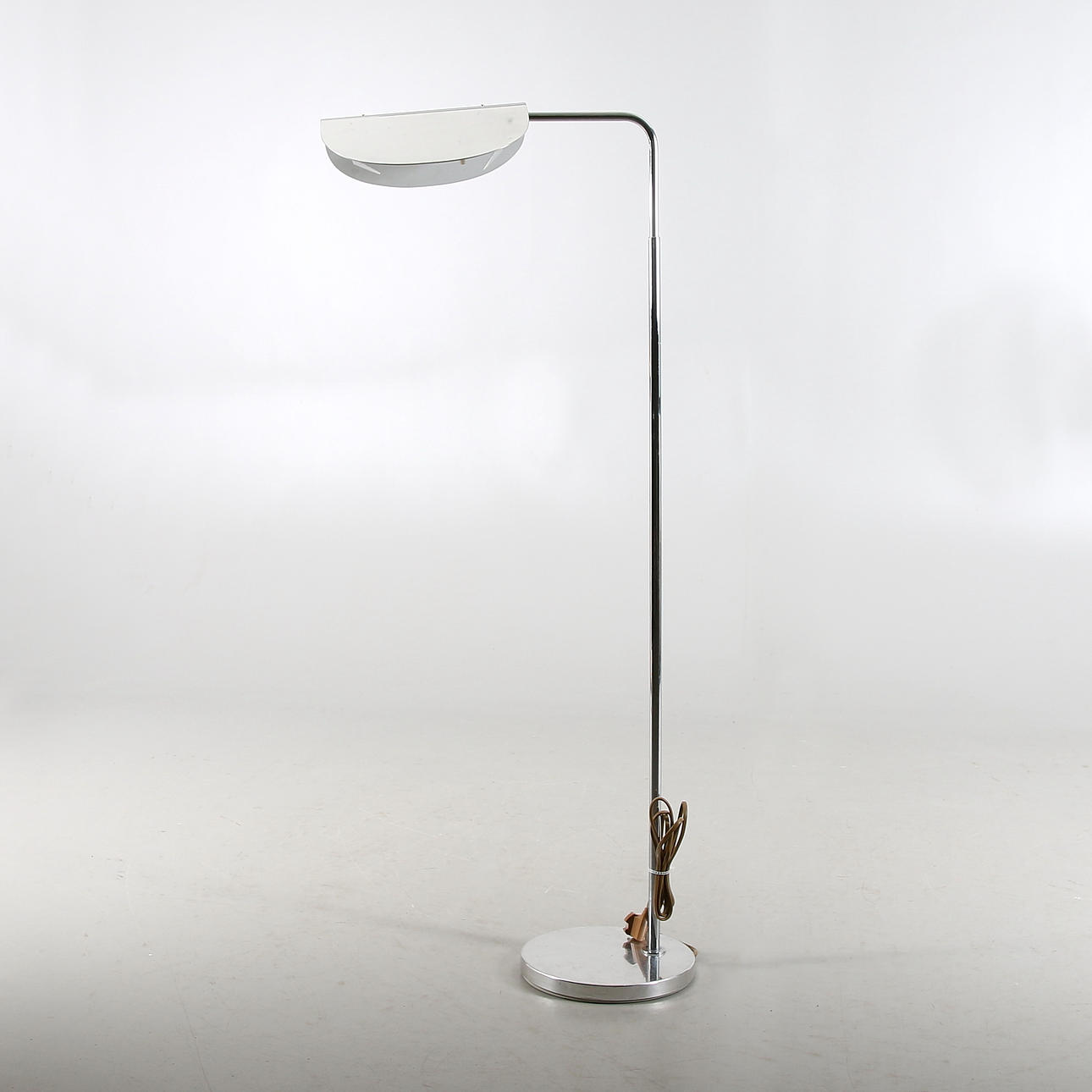 GOLVLAMPA, stål, Bergboms. 1900-talets andra hälft.