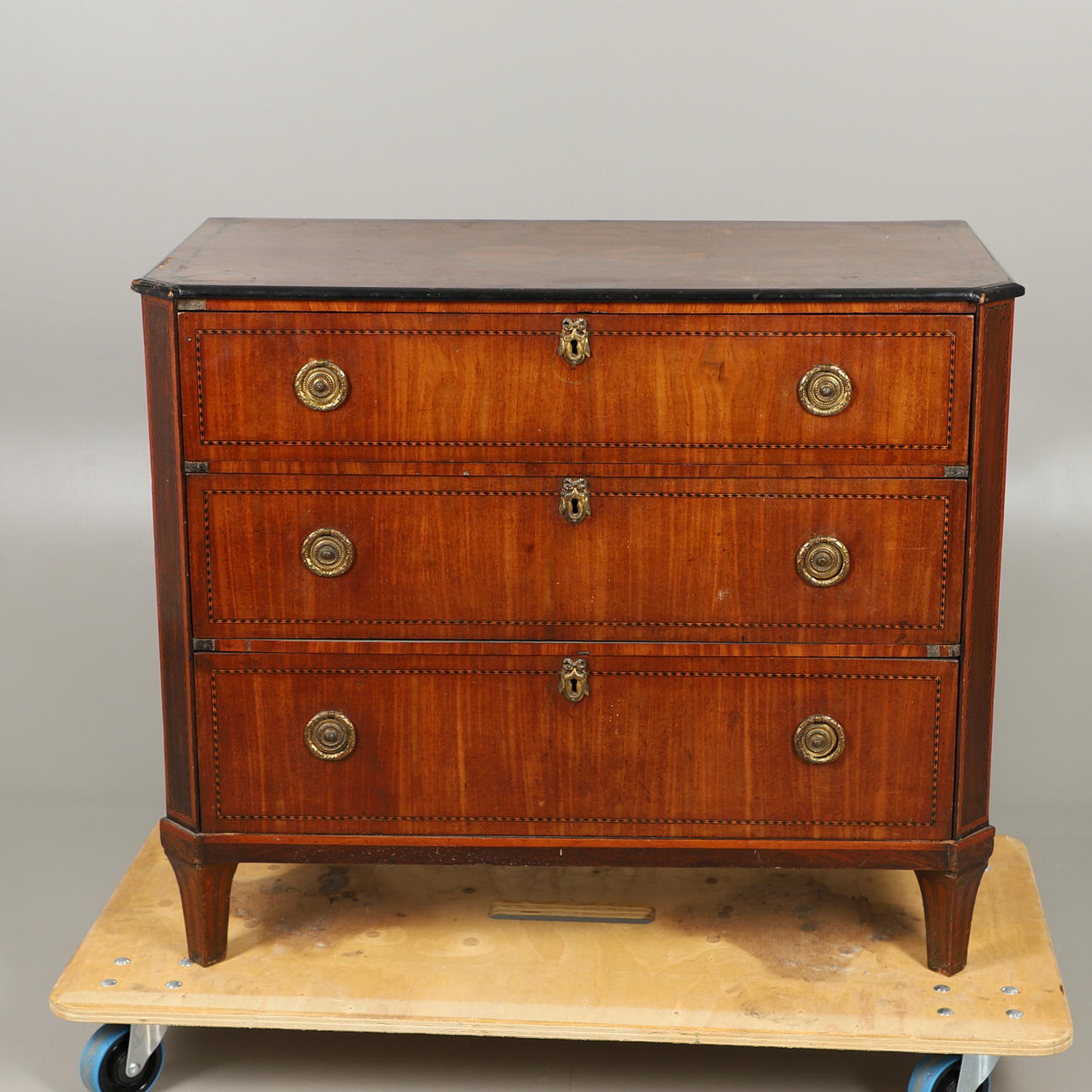 EINE HOLLÄNDISCHE KOMMODE MIT INTARSIEN.