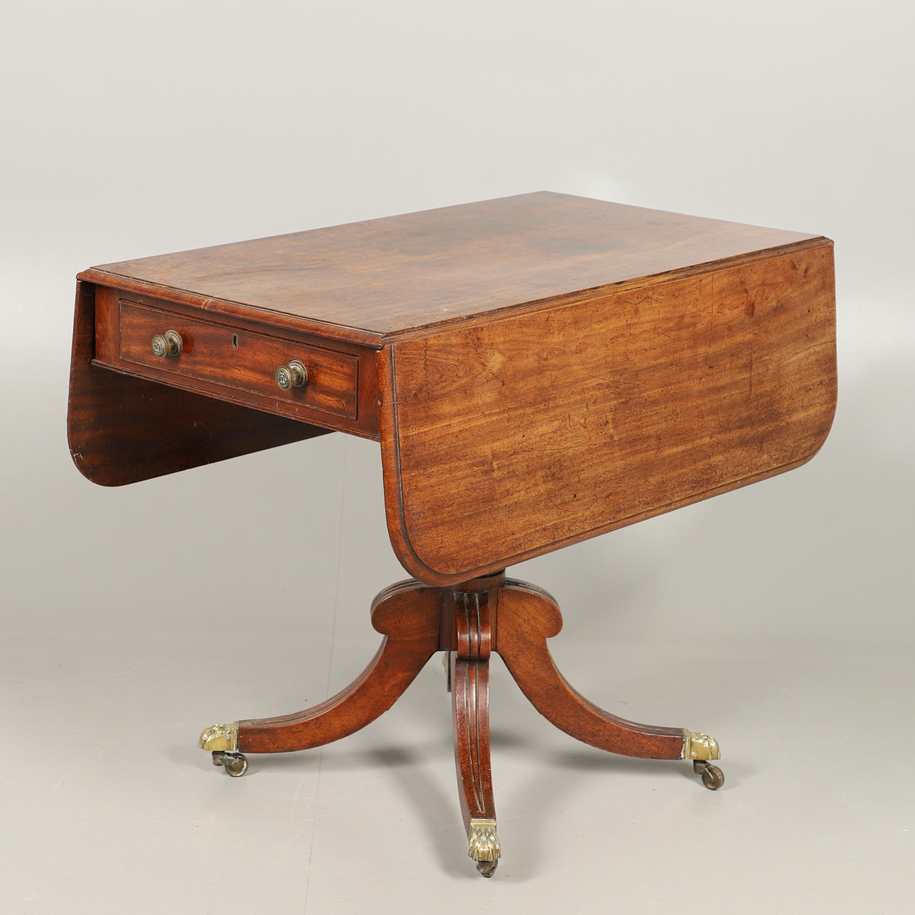 A 19TH CENTURY DROP LEAF BREAKFAST TABLE. Furniture - Tables - Auctionet