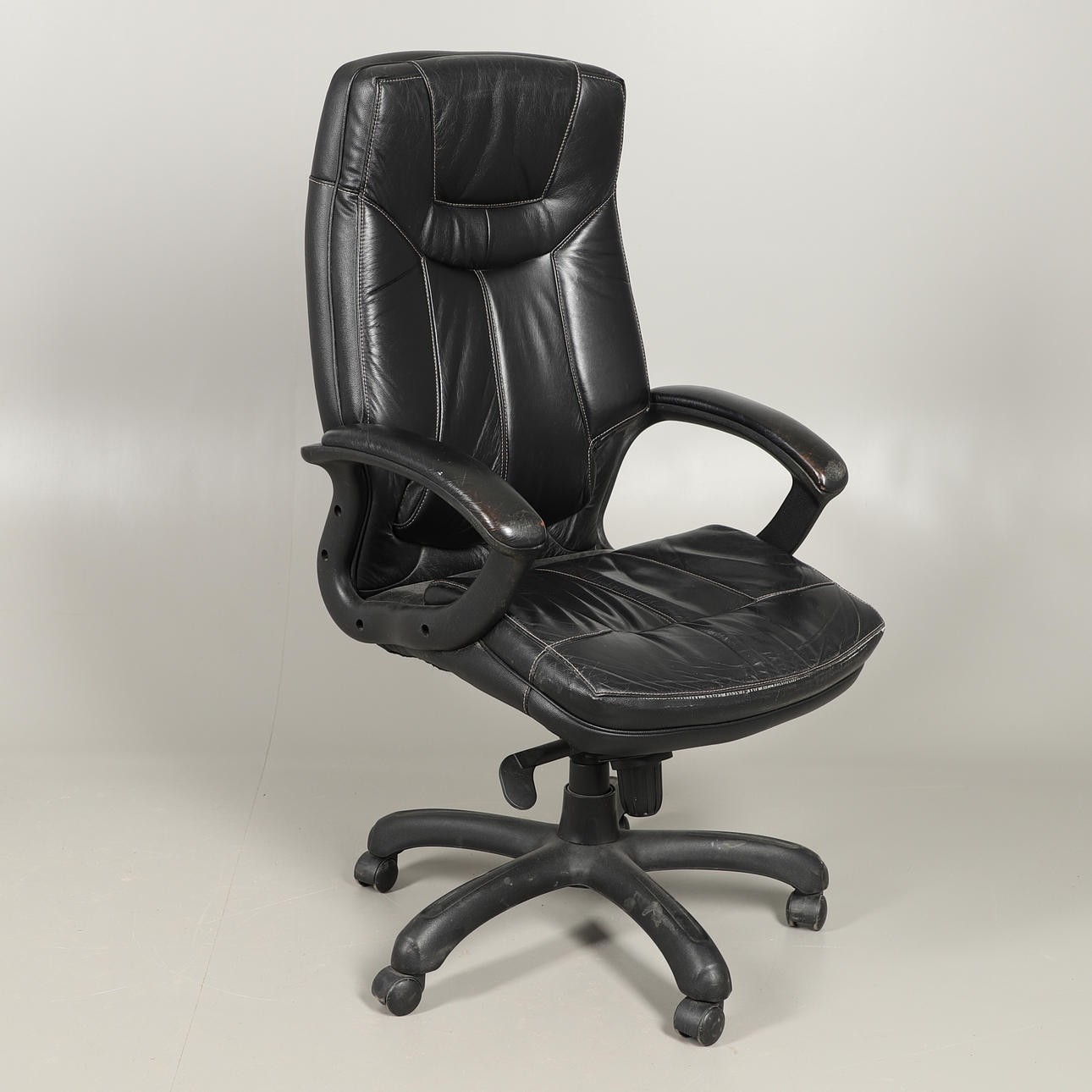 EN MODERN KONTORSSTOL I LÄDER.