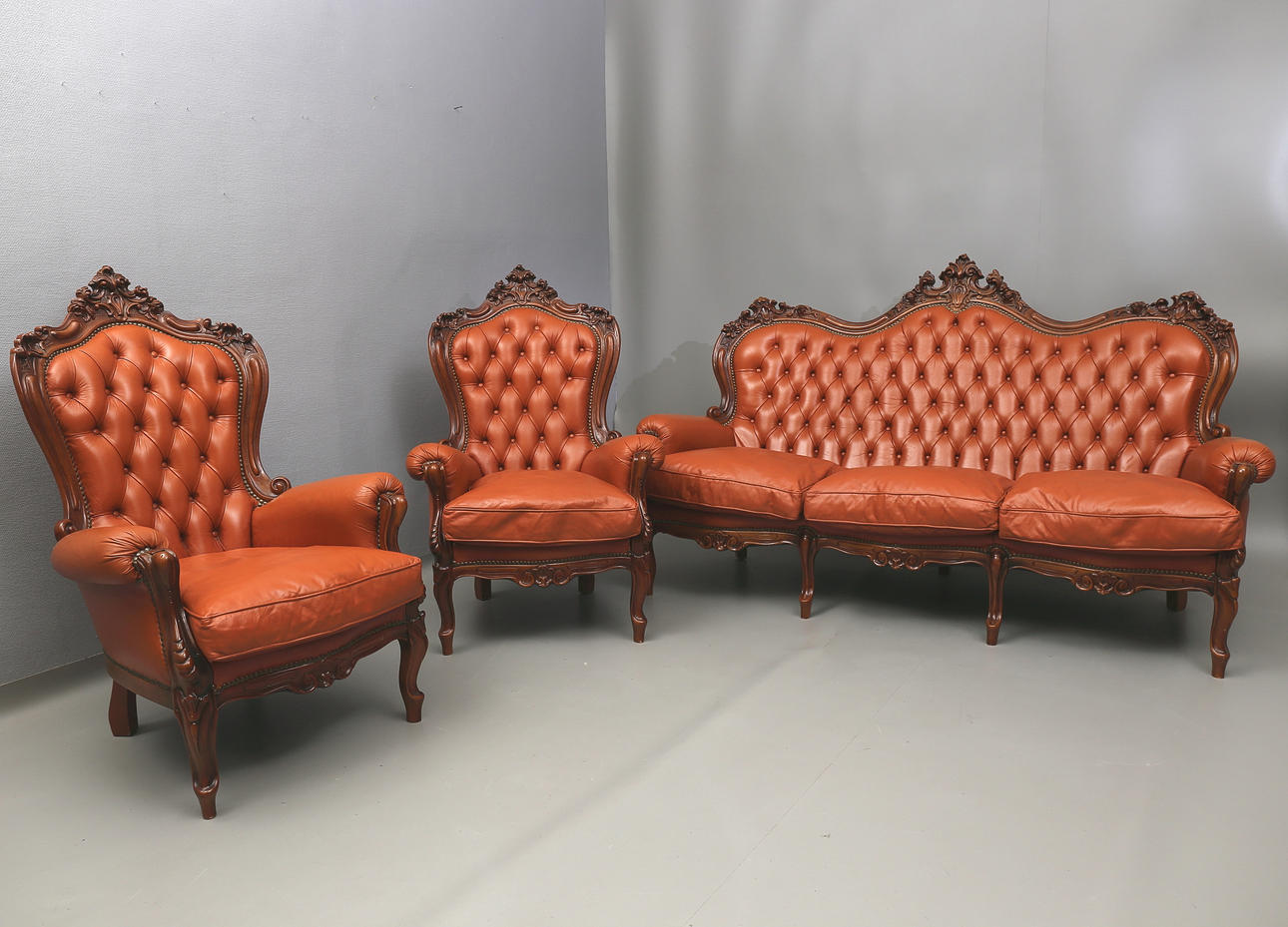 SALONGSGRUPP med skinnklädsel, 3 delar, rokoko-stil, 1950-talet.