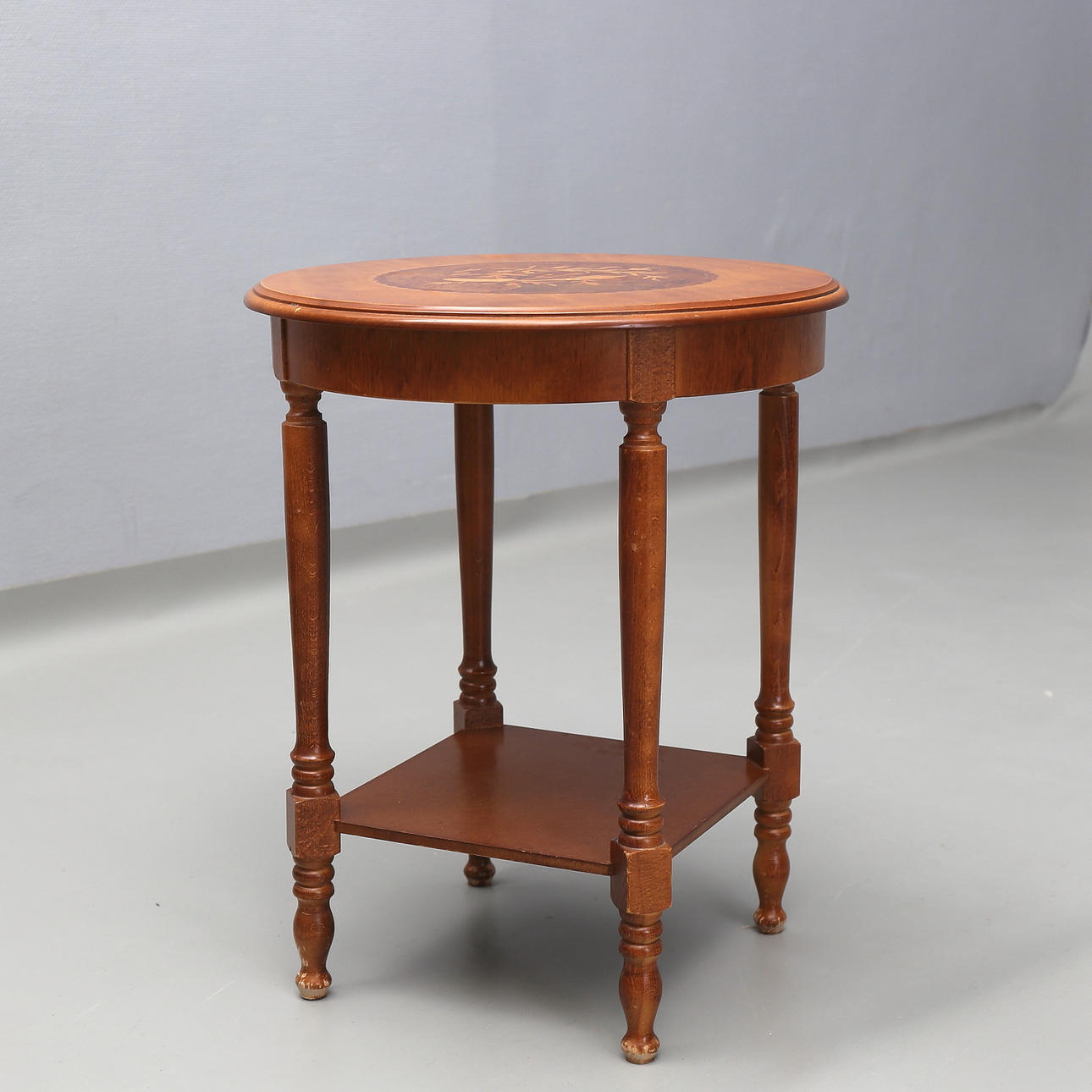 SALONGSBORD med intarsia, 19oo-talets första hälft.