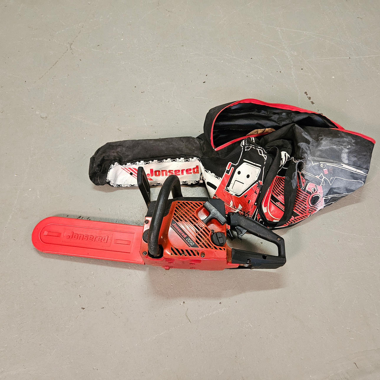 MOTORSÅG med väska, Jonsered 2050.