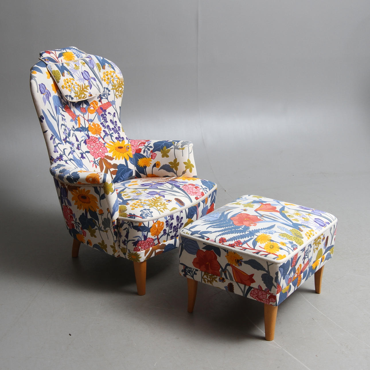 FÅTÖLJ MED FOTPALL, "Farmor", Carl Malmsten, brickmärkt.