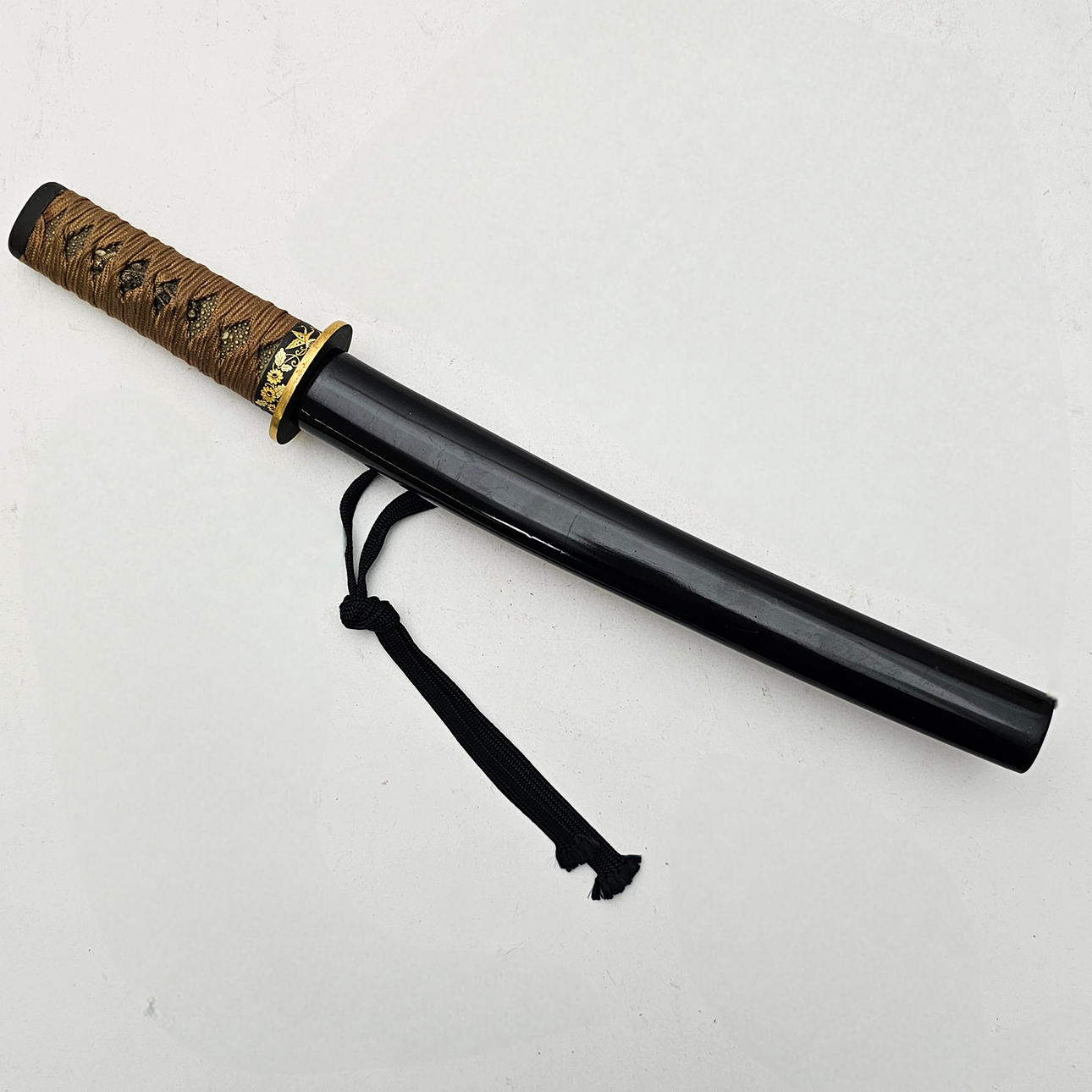 TANTO DE ESTILO JAPONÉS EN MADERA LACADA.