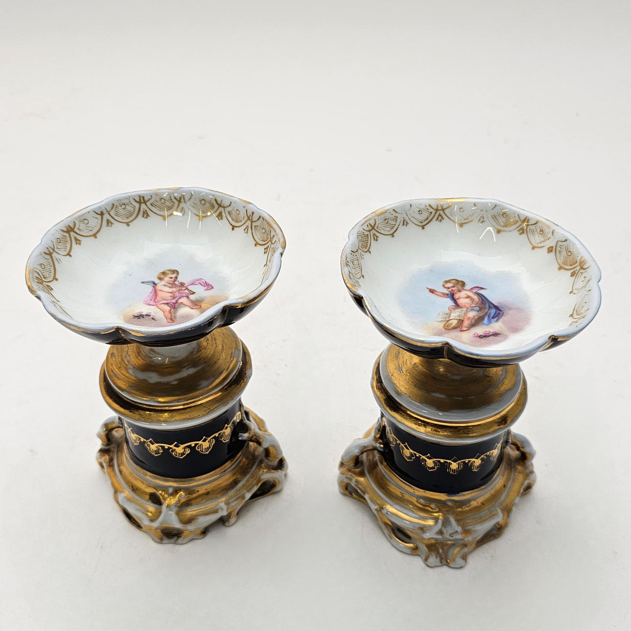 PAAR FRANZÖSISCHE PORZELLANVERZIERUNGEN IM SEVRES-STIL. NEUNZEHNTES  JAHRHUNDERT. Keramiken & Porzellan - Europäisch - Auctionet