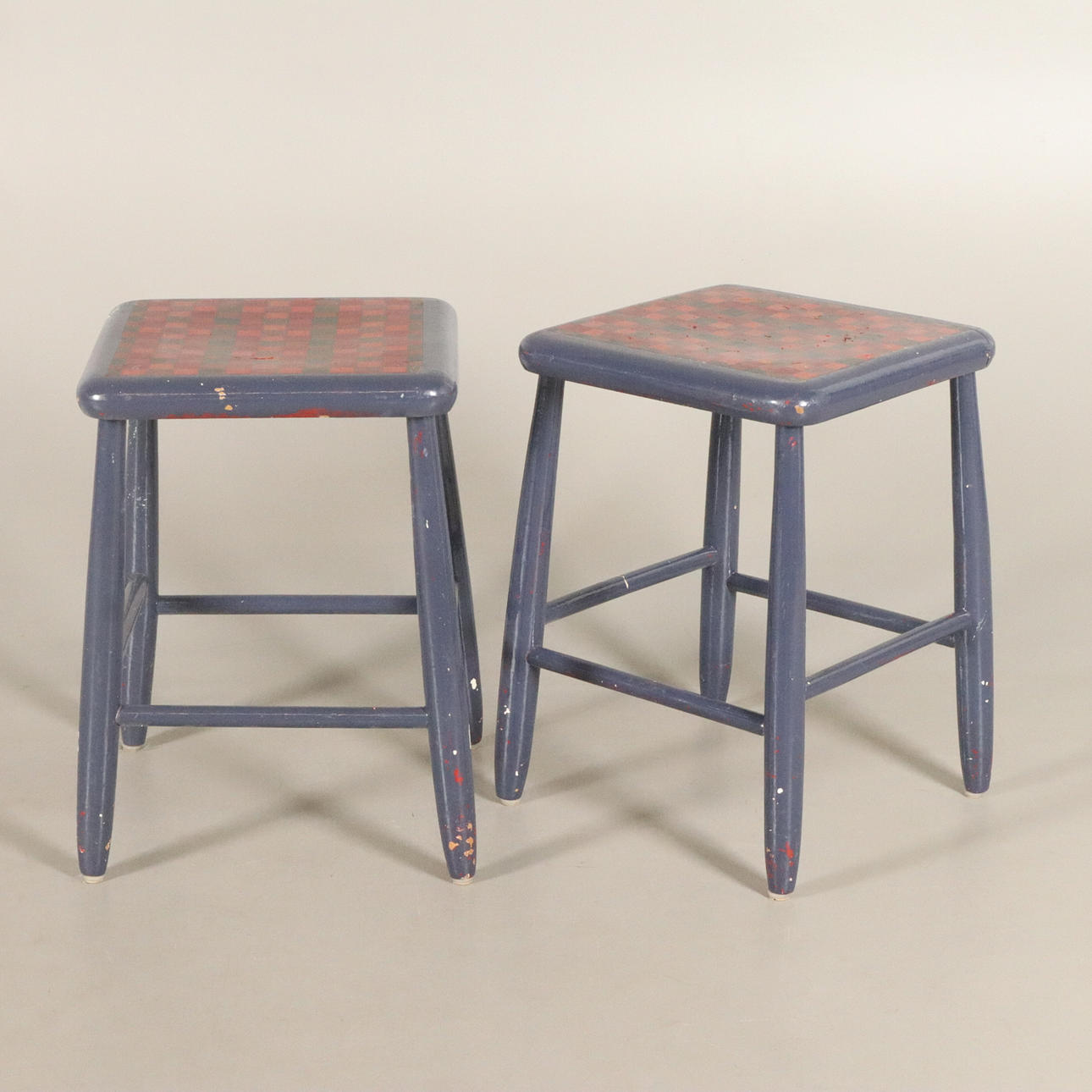 PALLER, 2 stk., malet træ.