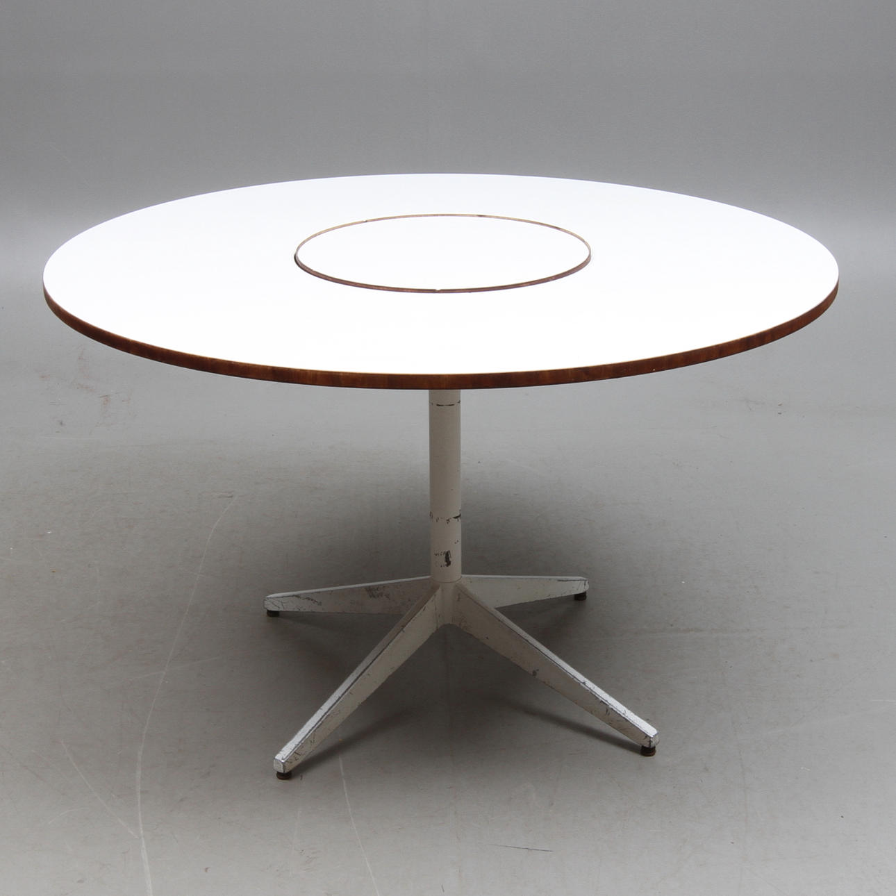 MATBORD med snurrbar mittskiva, 1900-talets andra hälft.