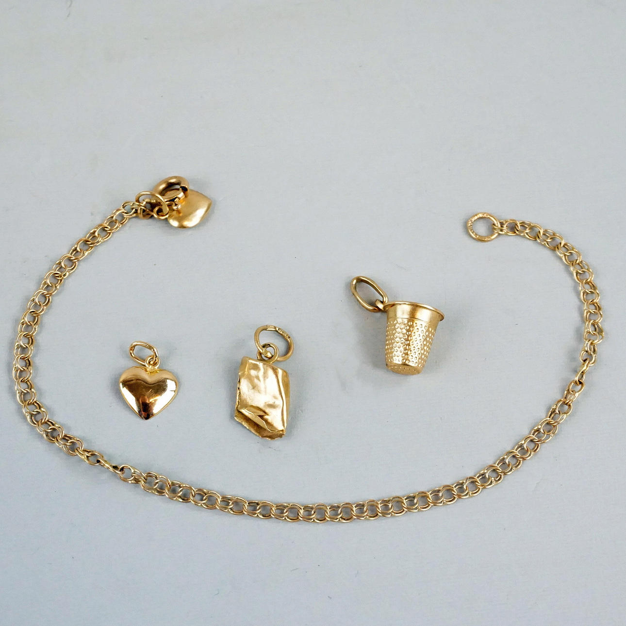 PULSERA y dijes, oro de 18 quilates.