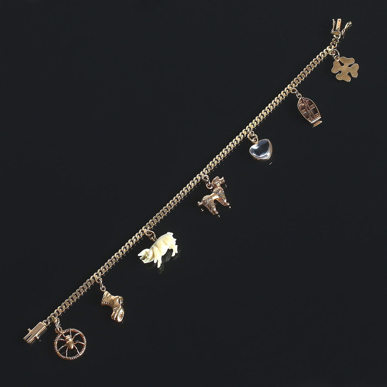 ARMBAND, med BERLOCKER, 18k guld, 1900-tal. Bruttovikt 10 gram.