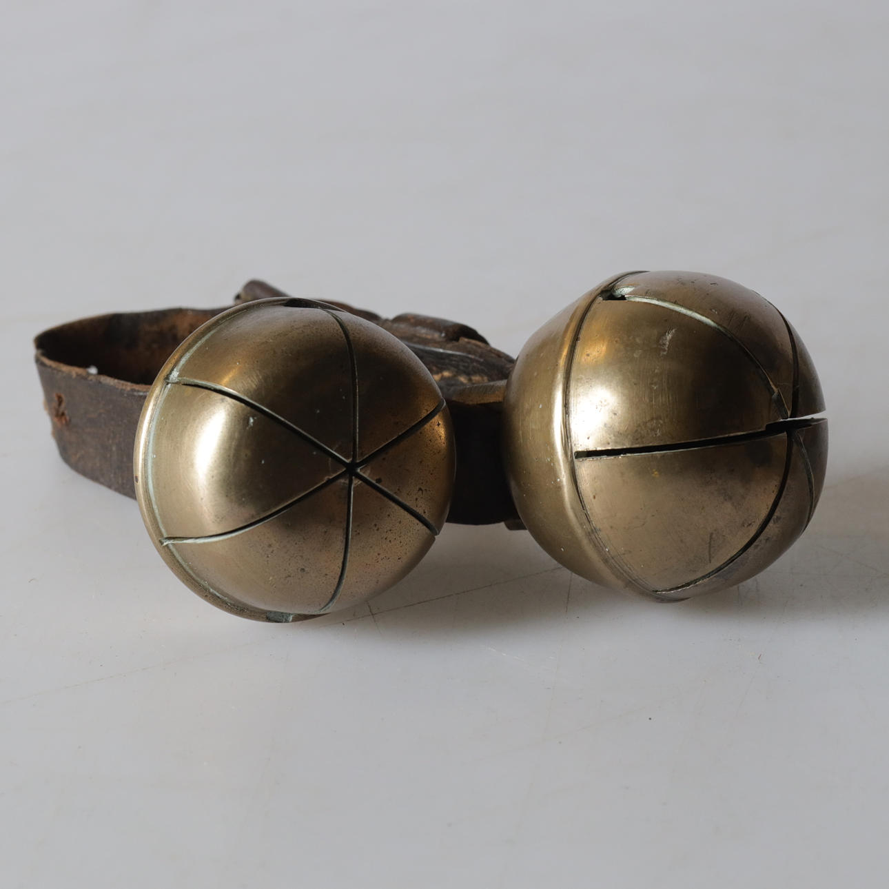 BJÄLLROR, 2 delar, mässing & läder, 1900-tal.