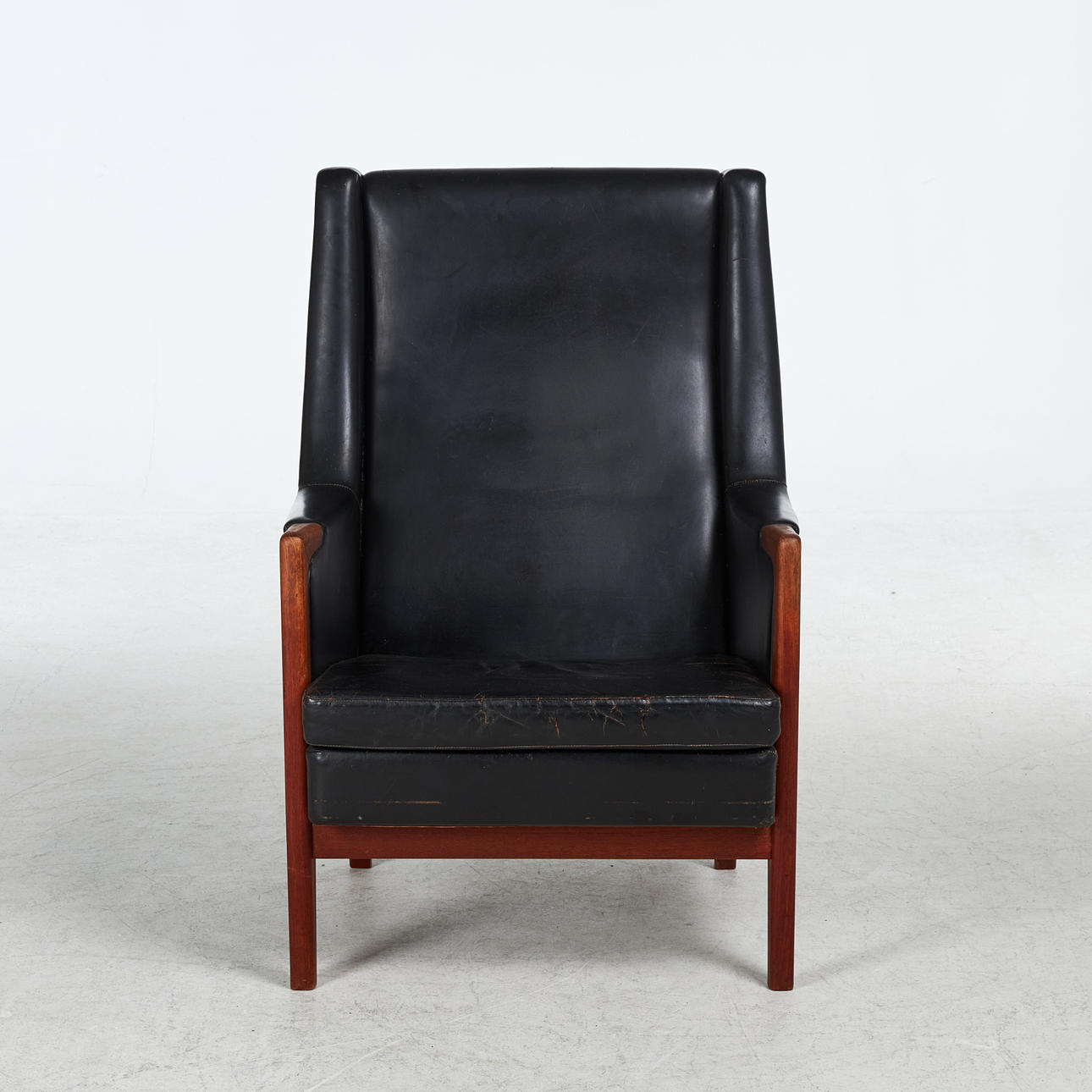 FÅTÖLJ, 1950-tal, läder, teak.