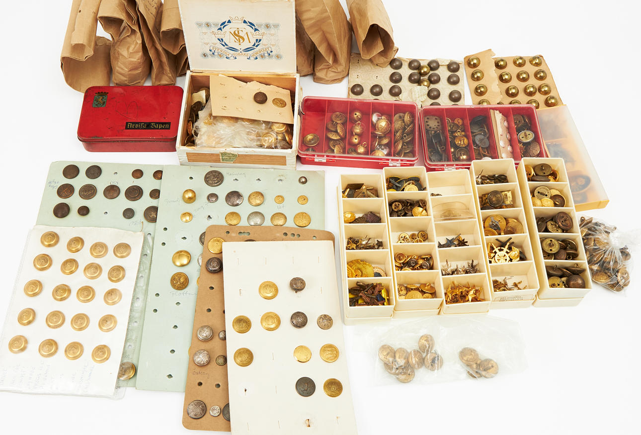 STORT PARTI, militära knappar och märken.