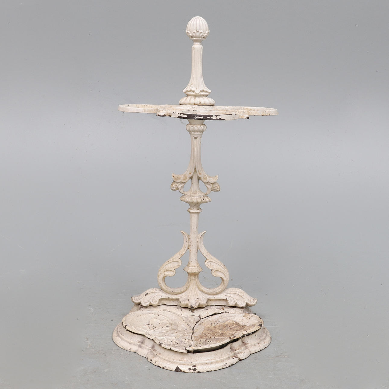 ETT VIKTORIANSK GJUTJÄRNSSTATIV, SENARE VITMÅLAT.