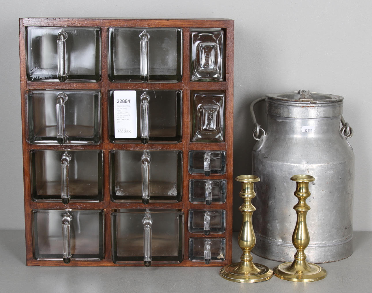 SPECERIUPPSATS, för vägg, Reda, LJUSSTAKAR, ett par, mässing, 1800-tal, MJÖLKKRUKA, plåt.