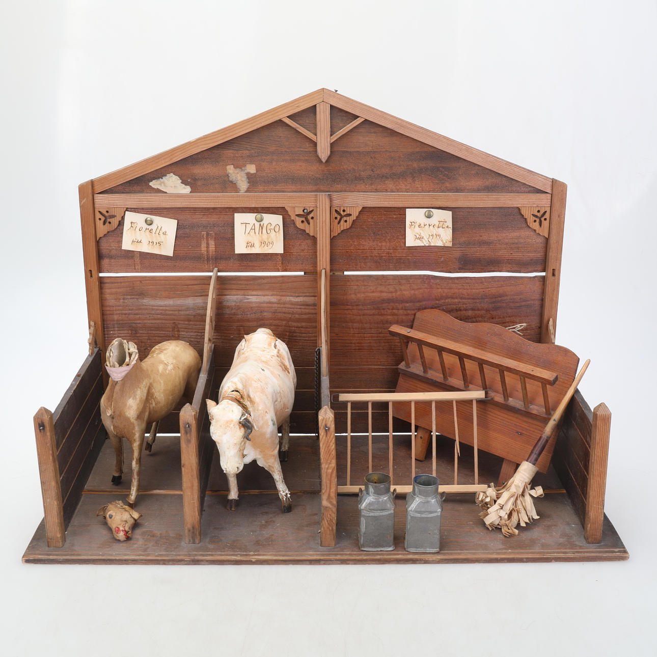 LEKSAKER, bondgård, stall.