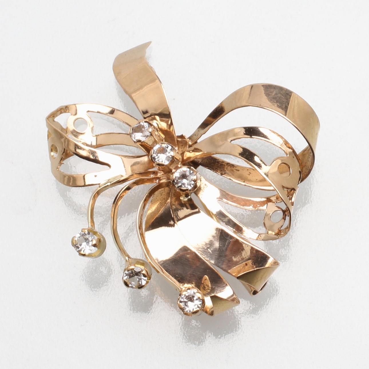 BROSCH, 18k guld, med 6 briljanter, totalvikt 4,68 gram, Juvelfabriken Ab, Stockholm, 1952.