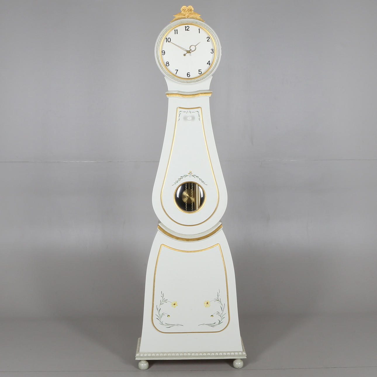 GOLVUR, vitmålat trä, 1900-talets senare hälft.