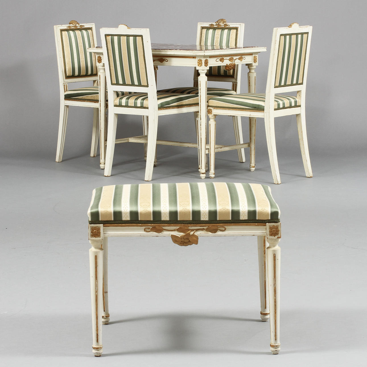 STOLAR, 4 st, BORD samt TABURETT, gustaviansk stil.