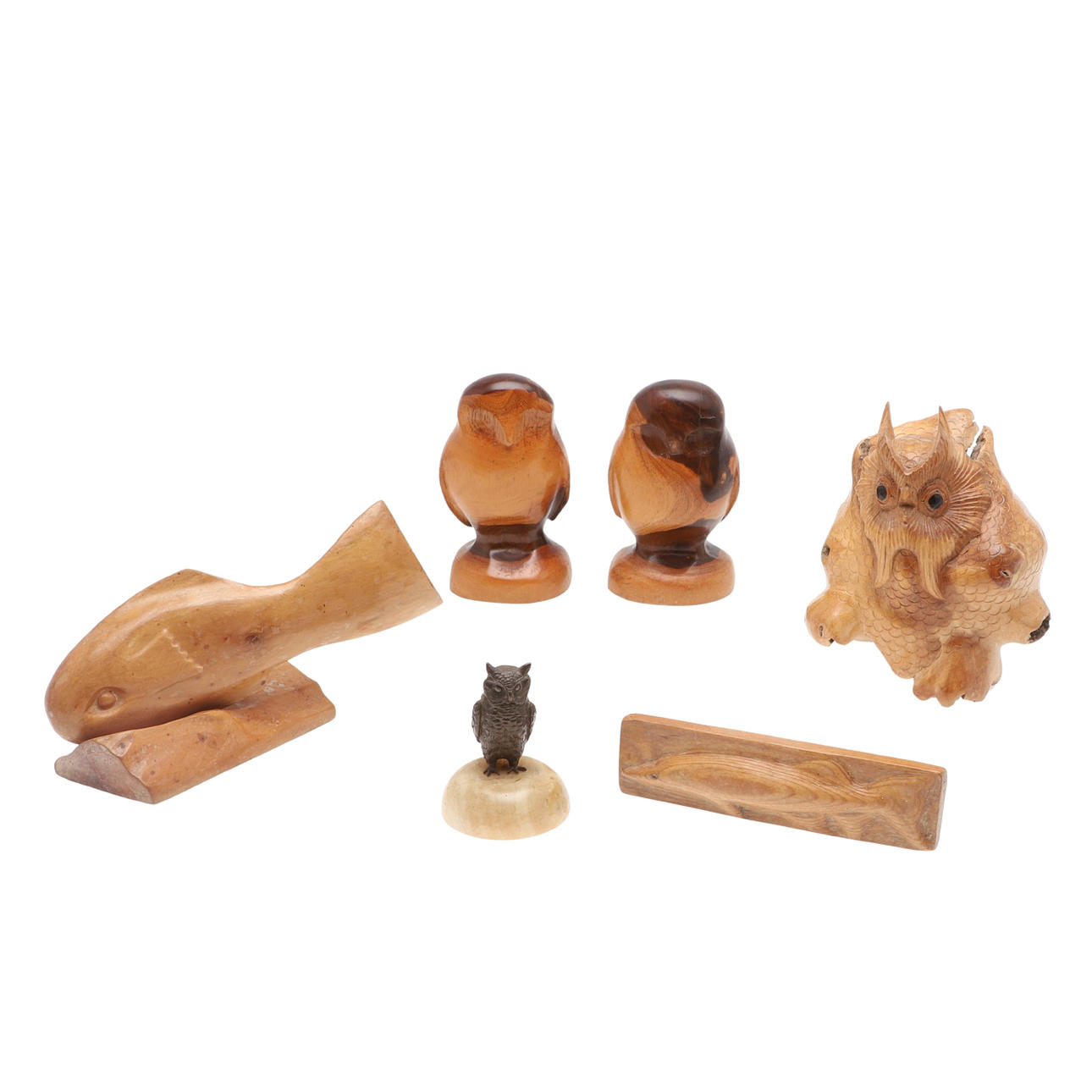 EIN PAAR MODERN GESCHNITZTE HARTHOLZ-EULEN.