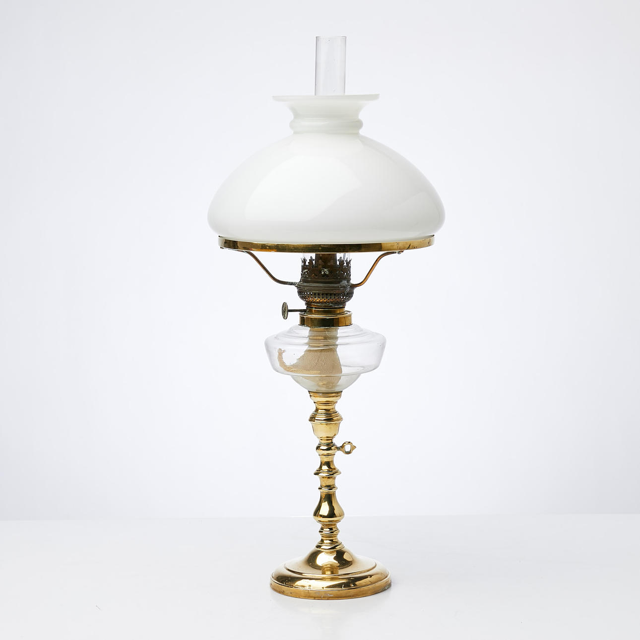 SOFABORD LAMPE, messing, hvid uigennemsigtig kop.