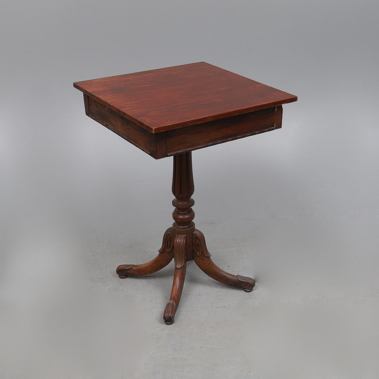 EIN QUADRATISCHER TISCH AUS PALISANDER AUS LATE REGENCY.