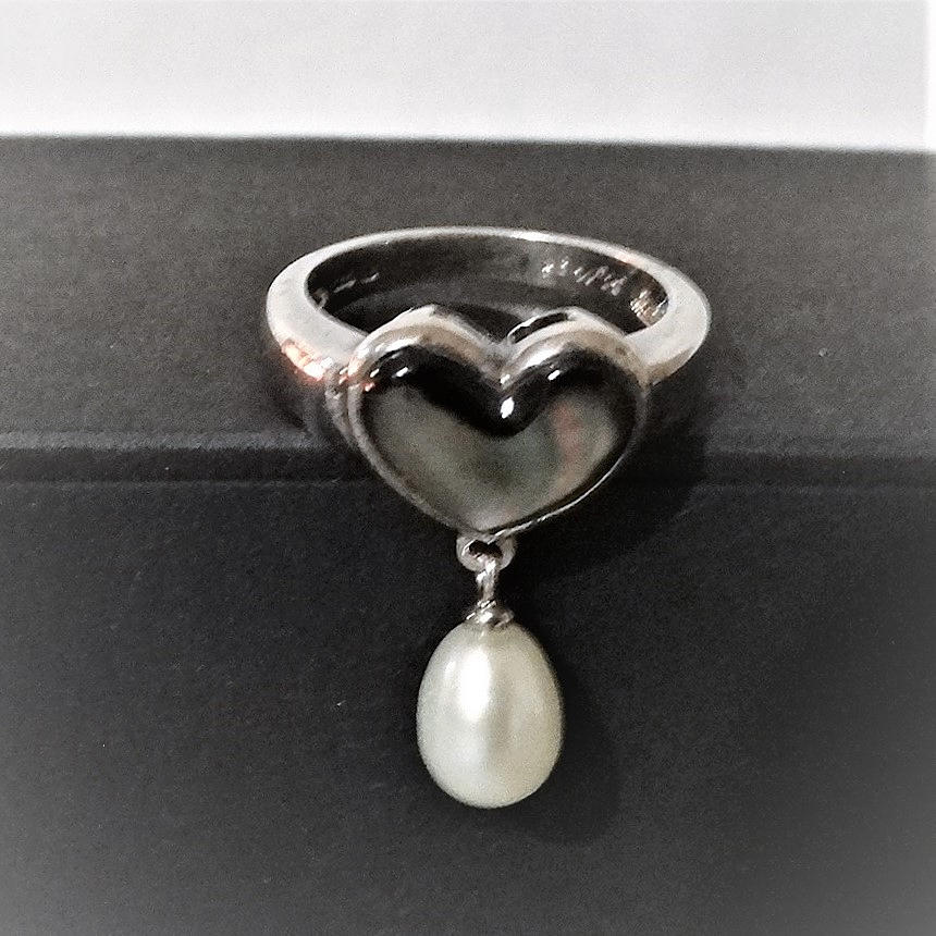 RING MIT ABALONE UND BEWEGLICHER ZIERPERLE, 925/SILBER.