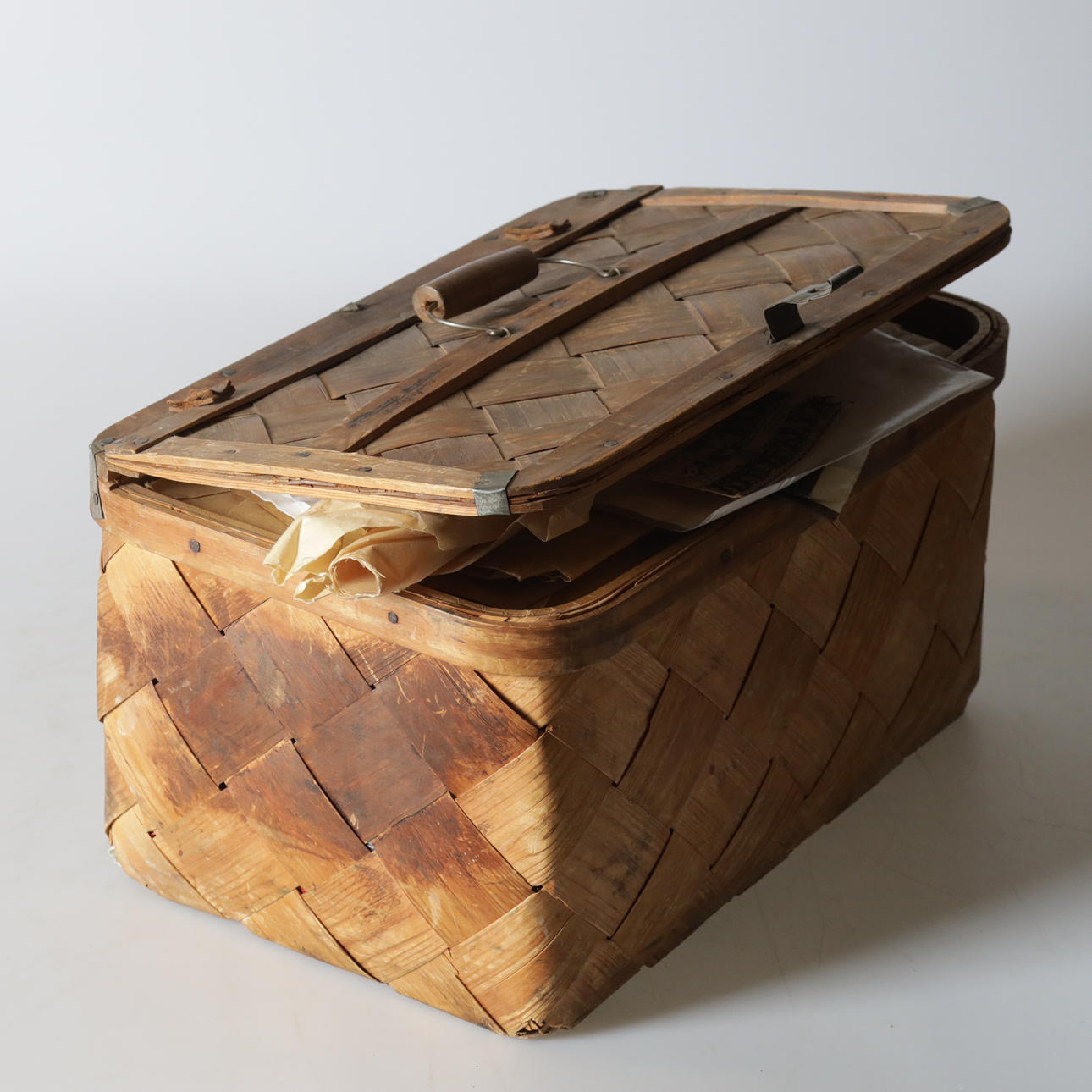 NÄVERLÅDA, med symaterial, 1900-tal.