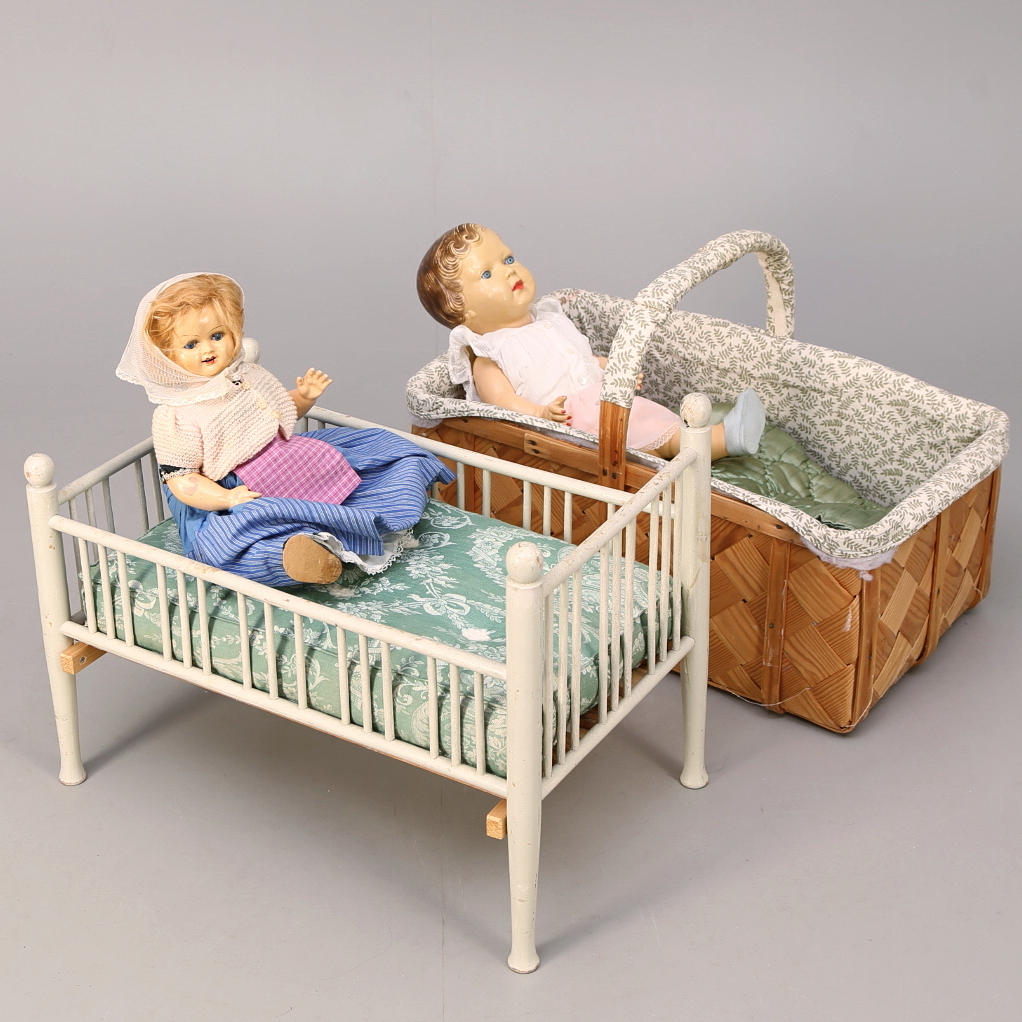 DOCKSÄNGAR med DOCKOR 2 st, trä och spån, 1900-talets första hälft.