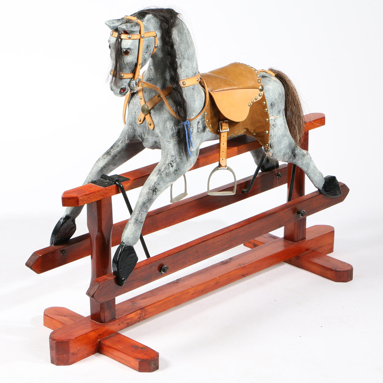 EIN SCHAUKELPFERD IM VIKTORIANISCHEN STIL.