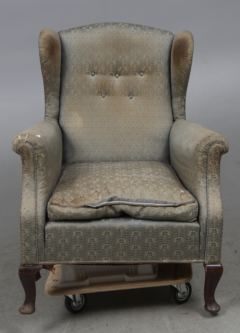 ÖRONLAPPSFÅTÖLJ, omkring 1900.