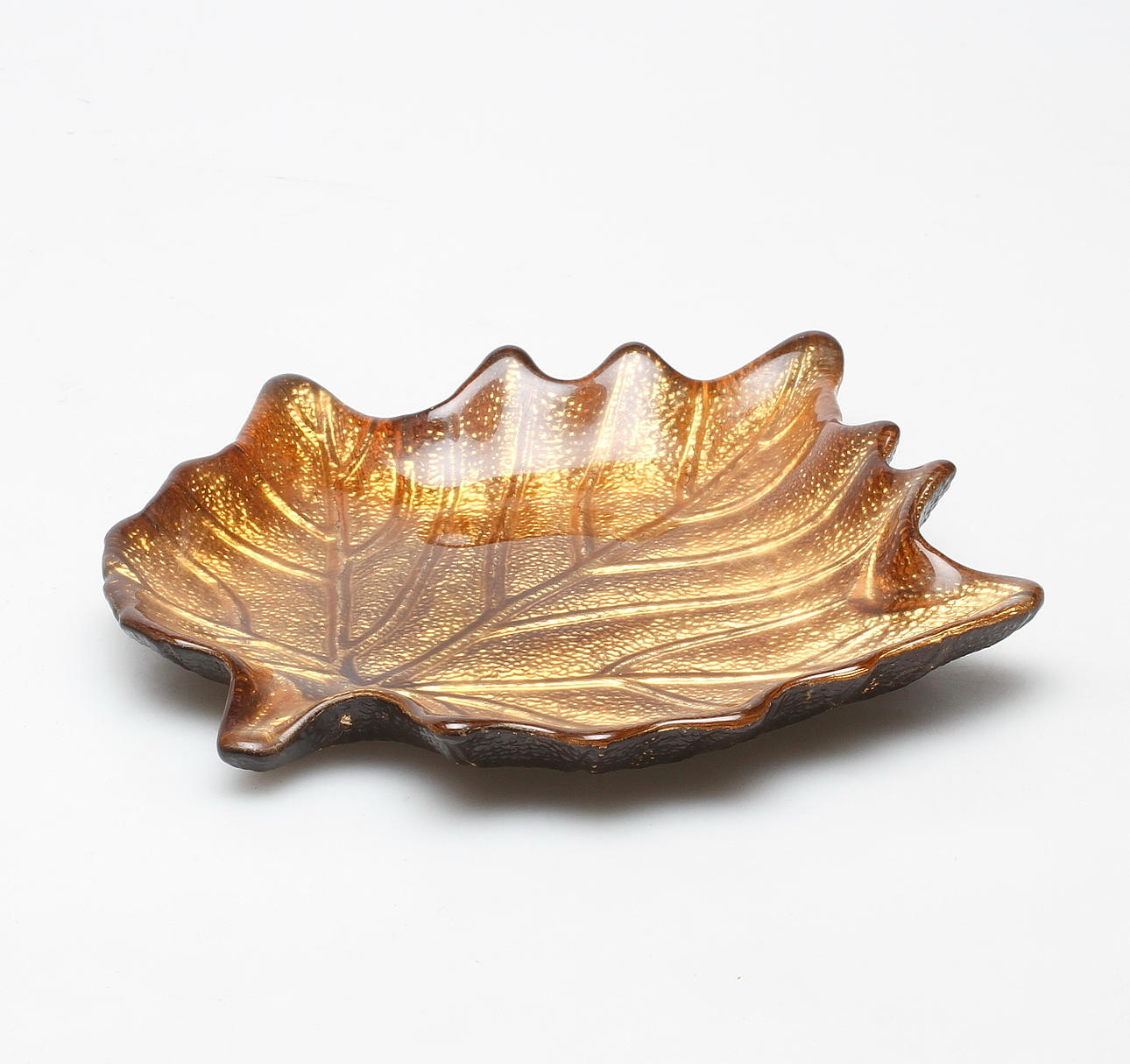 ASSIETTER, 8 st, i form av löv, 1900-tal.