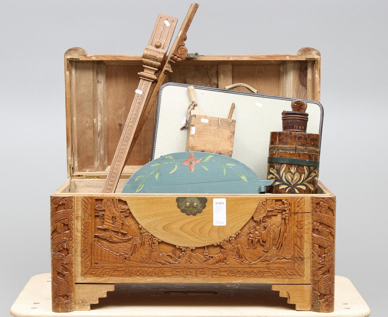 KAMFERKISTA MED DIVERSE, bland annat allmoge och cittra.