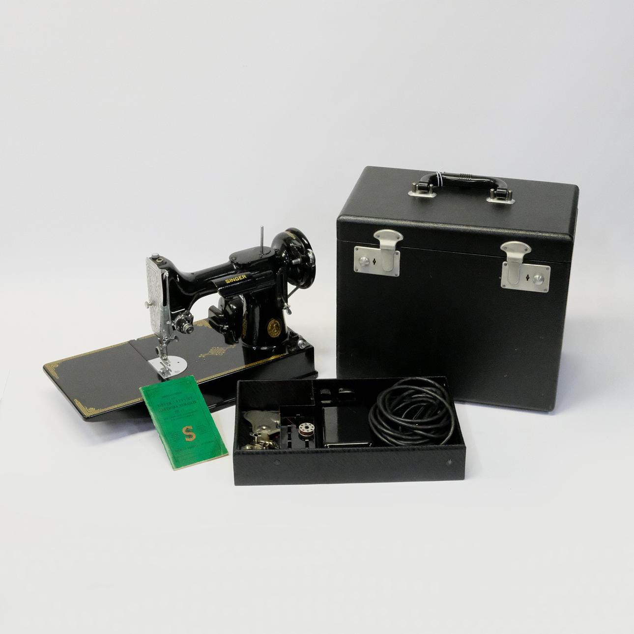 SINGER. SYMASKIN, MODELL 221-1, MED TILLBEHÖR.