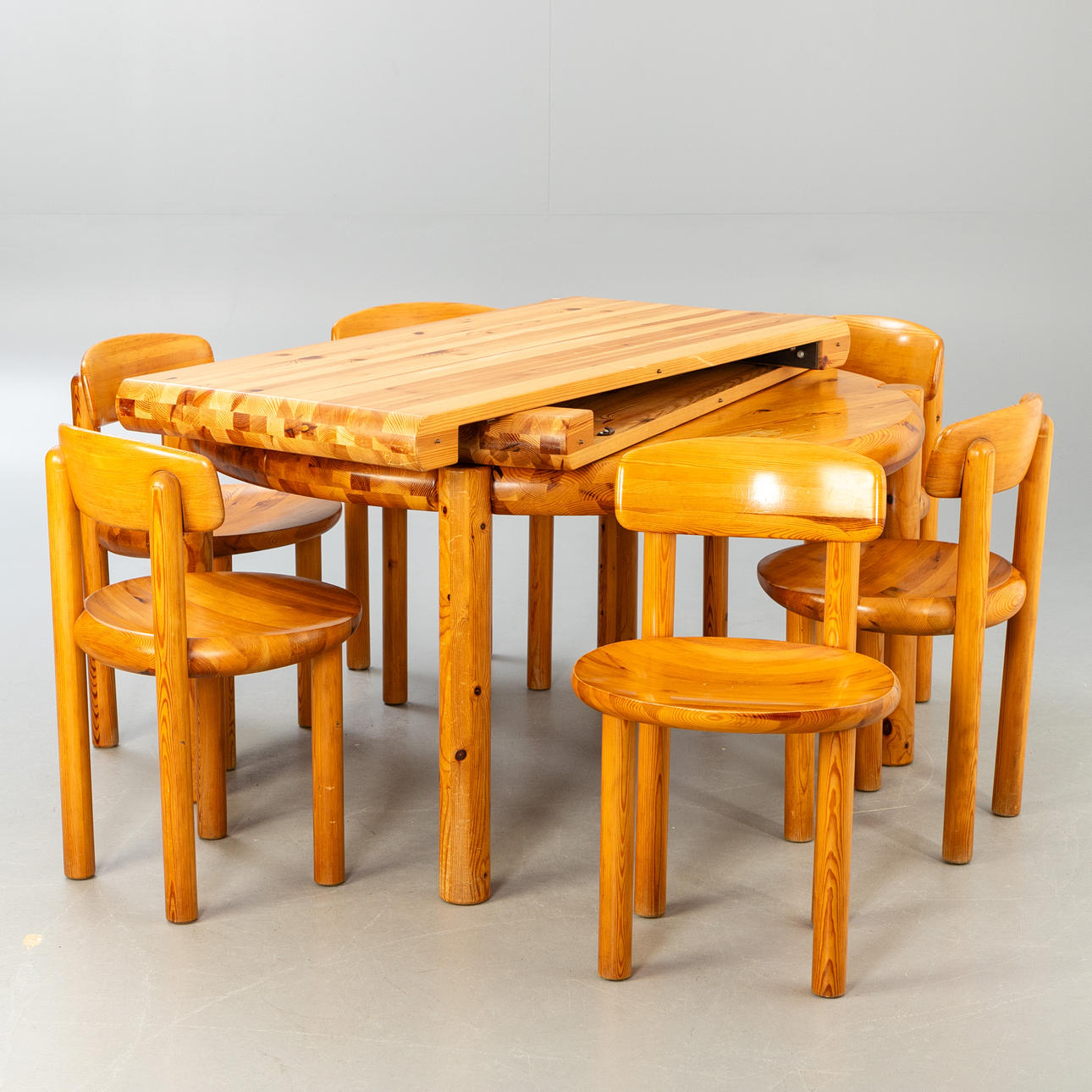 RAINER DAUMILLER. Hirtshals Savværk. Round pine extendable table/dining table with 6 chairs. Denmark, 1970s.