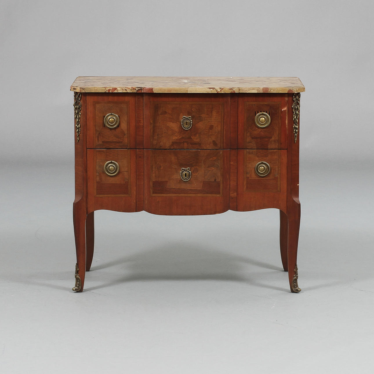 BYRÅ, gustaviansk stil, 1900-tal.