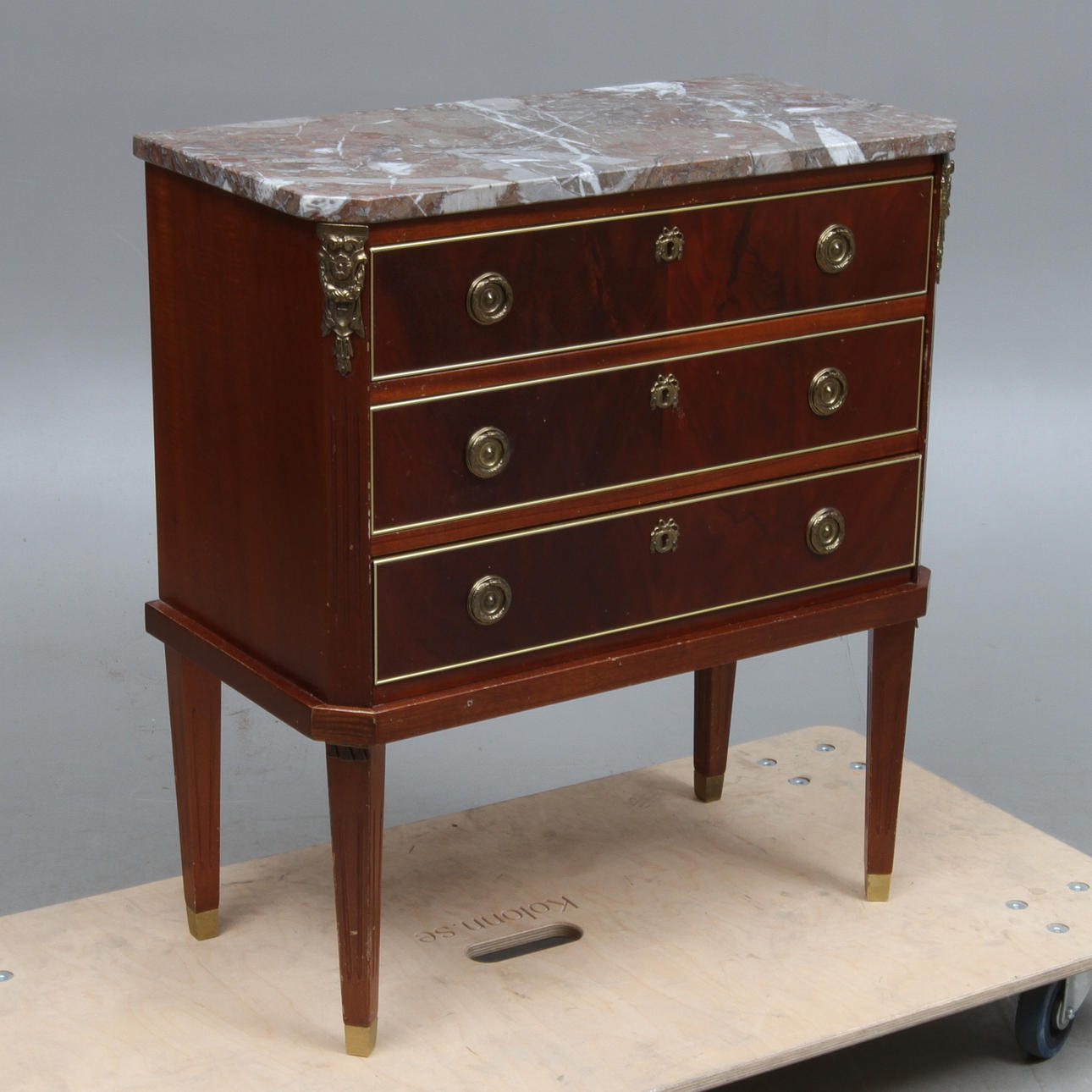 BYRÅ med stenskiva, 1900-tal.