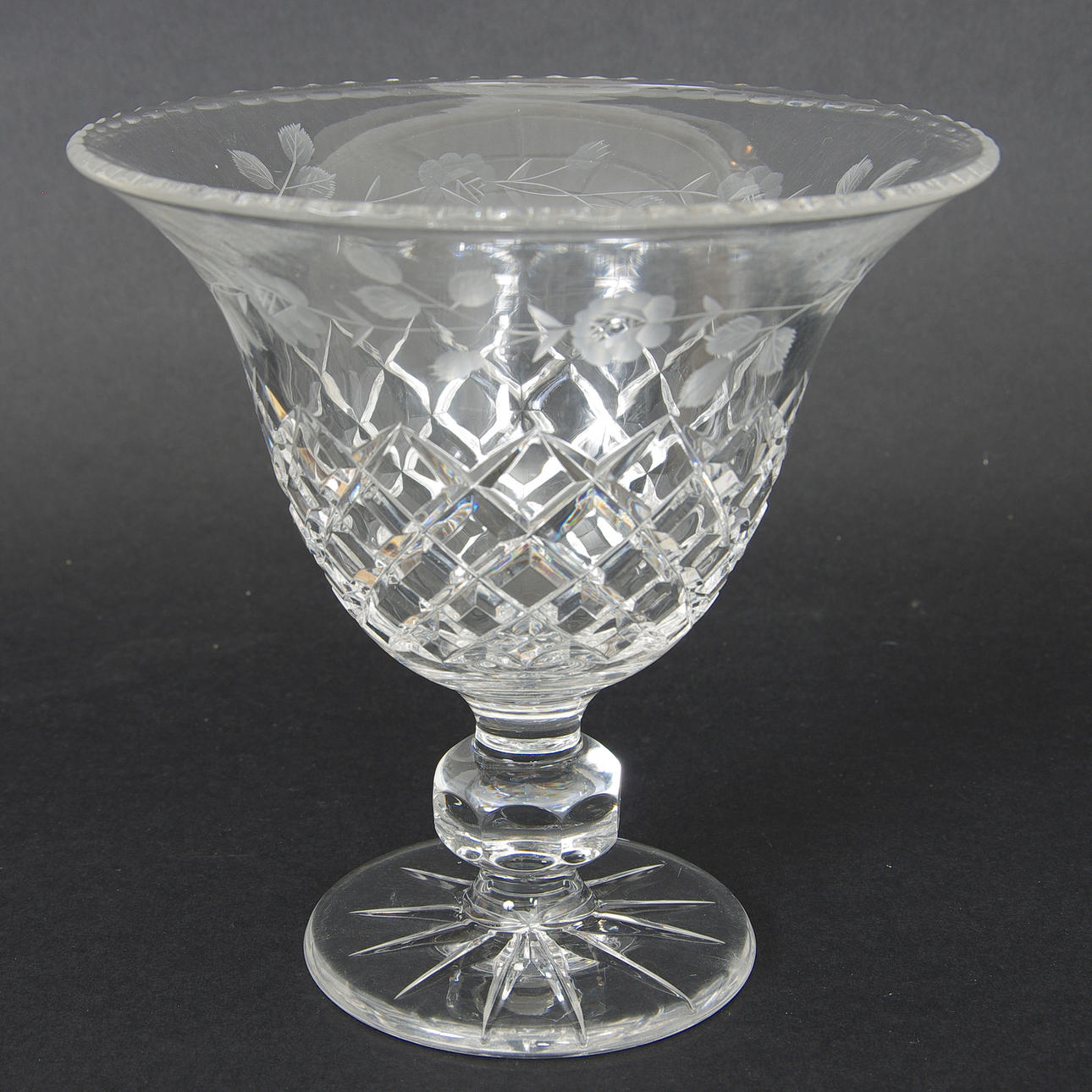 SKÅL PÅ FOT, rutslipad kristall.