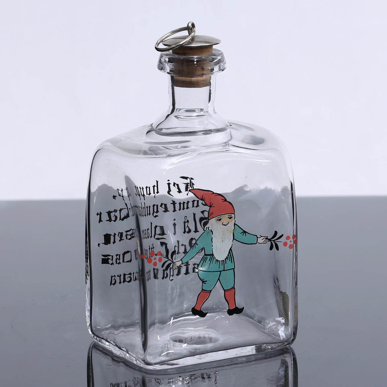 SNAPSFLASKA SAMT GLAS, 9 delar, målat glas med julmotiv, 1900-tal. Glas ...