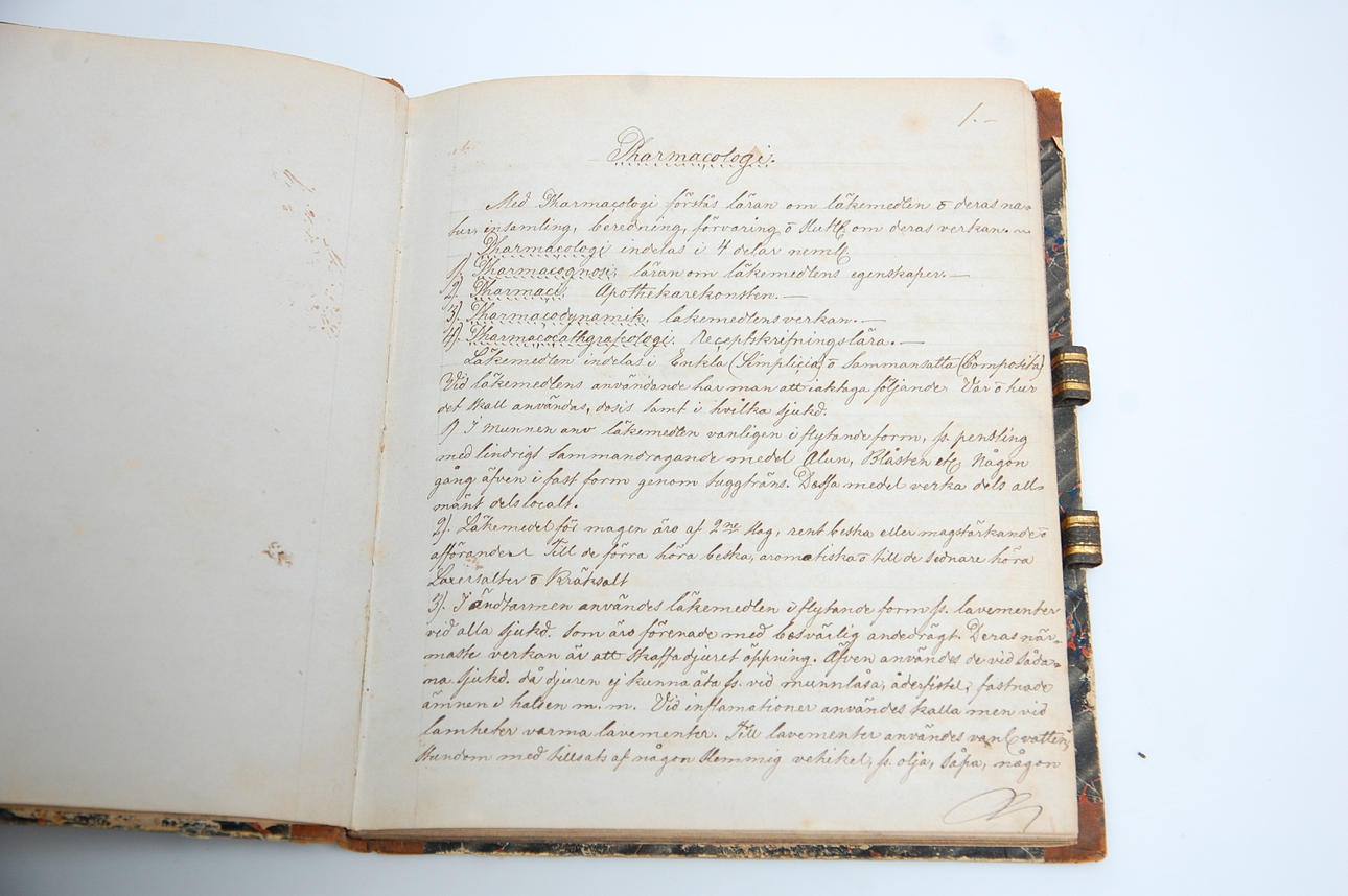 BOK, handskriven om PHAMACOLOGI, 1800-talets andra hälft.