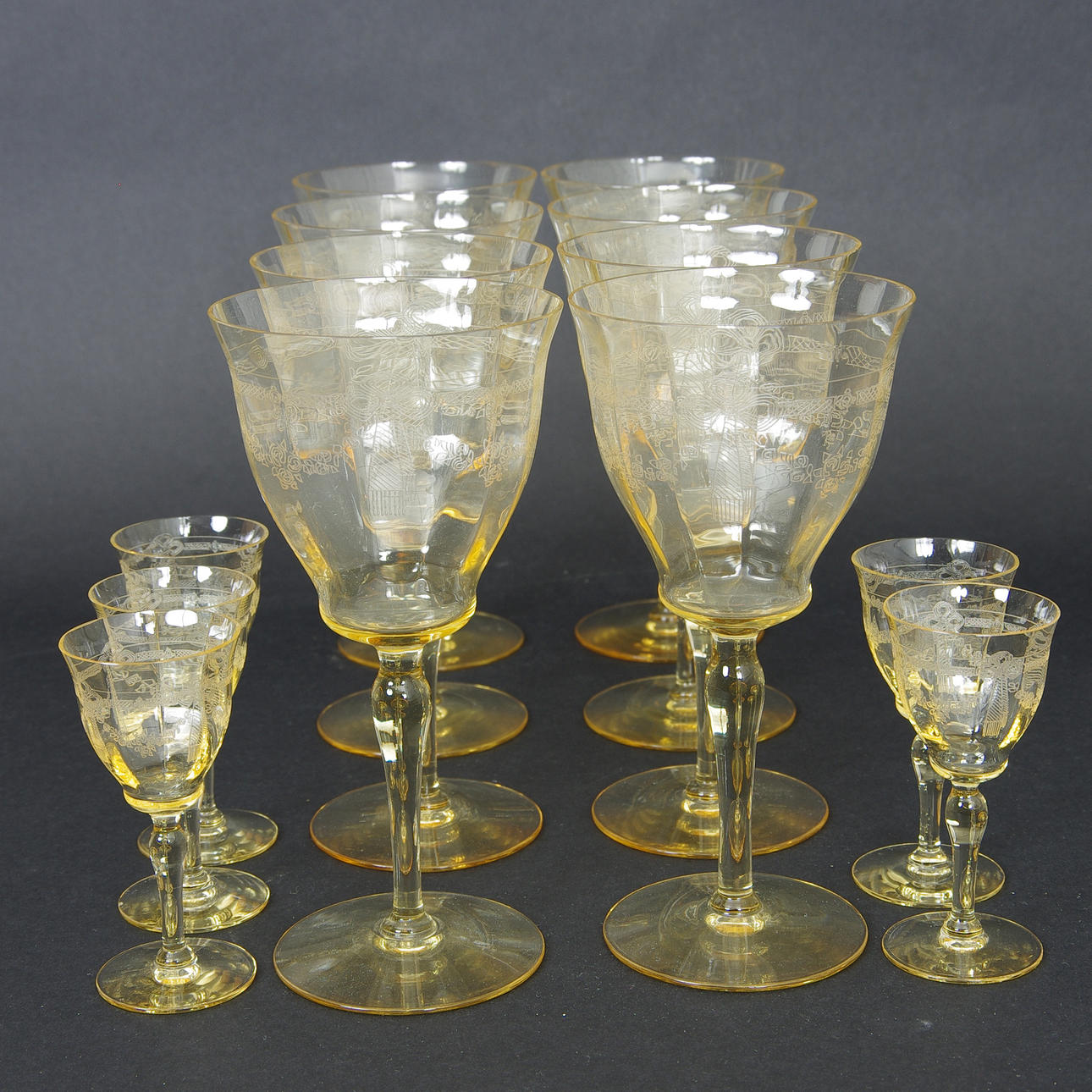 GLASSERVIS, gultonat glas med etsad dekor.