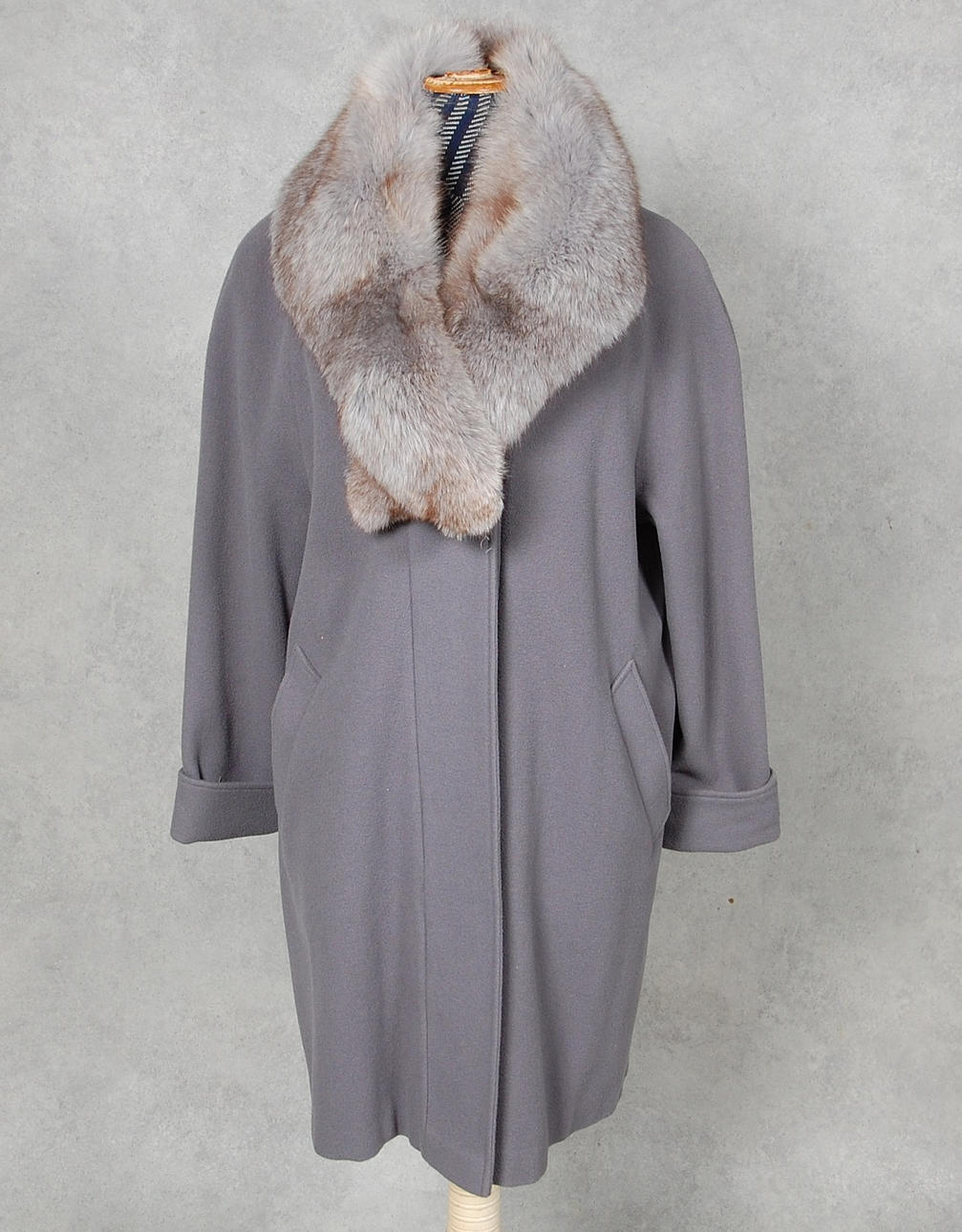 SWAGGER, ull, med lös blårävskrage.