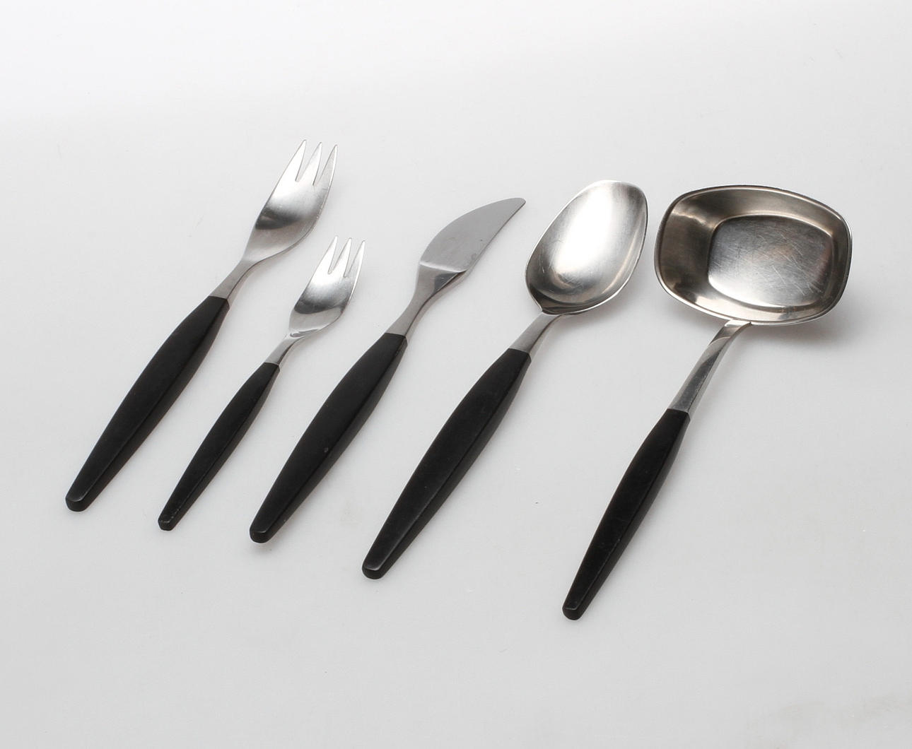 BESTICKA, 22 delar, "Focus de luxe", Folke Arström, Gense.