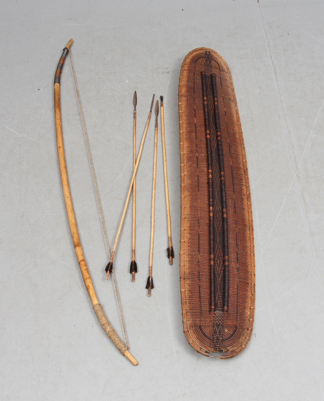 SKÖLD och PILBÅGE med 4 st pilar.