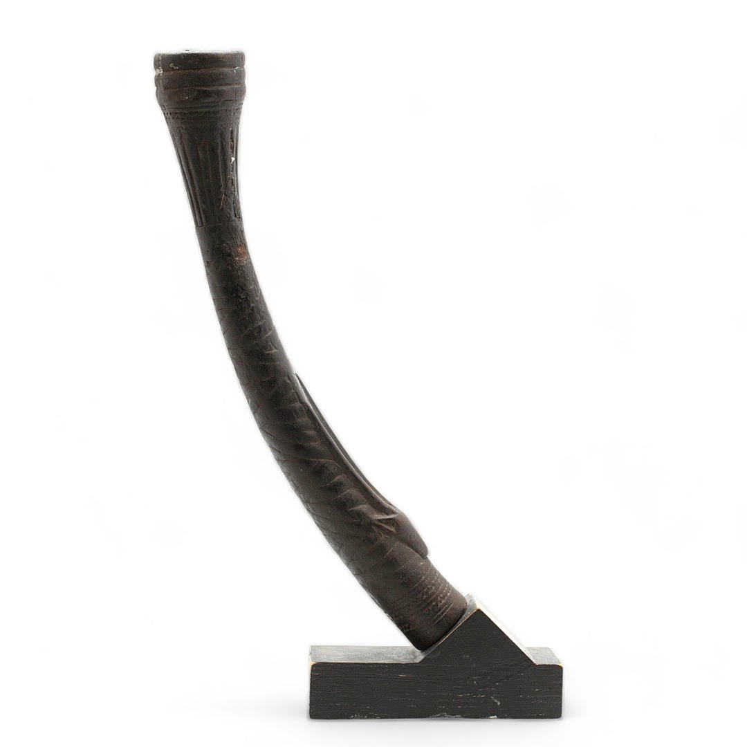 Eine geschnitzte Holzpfeife, wahrscheinlich Afrika, 20. Jahrhundert.