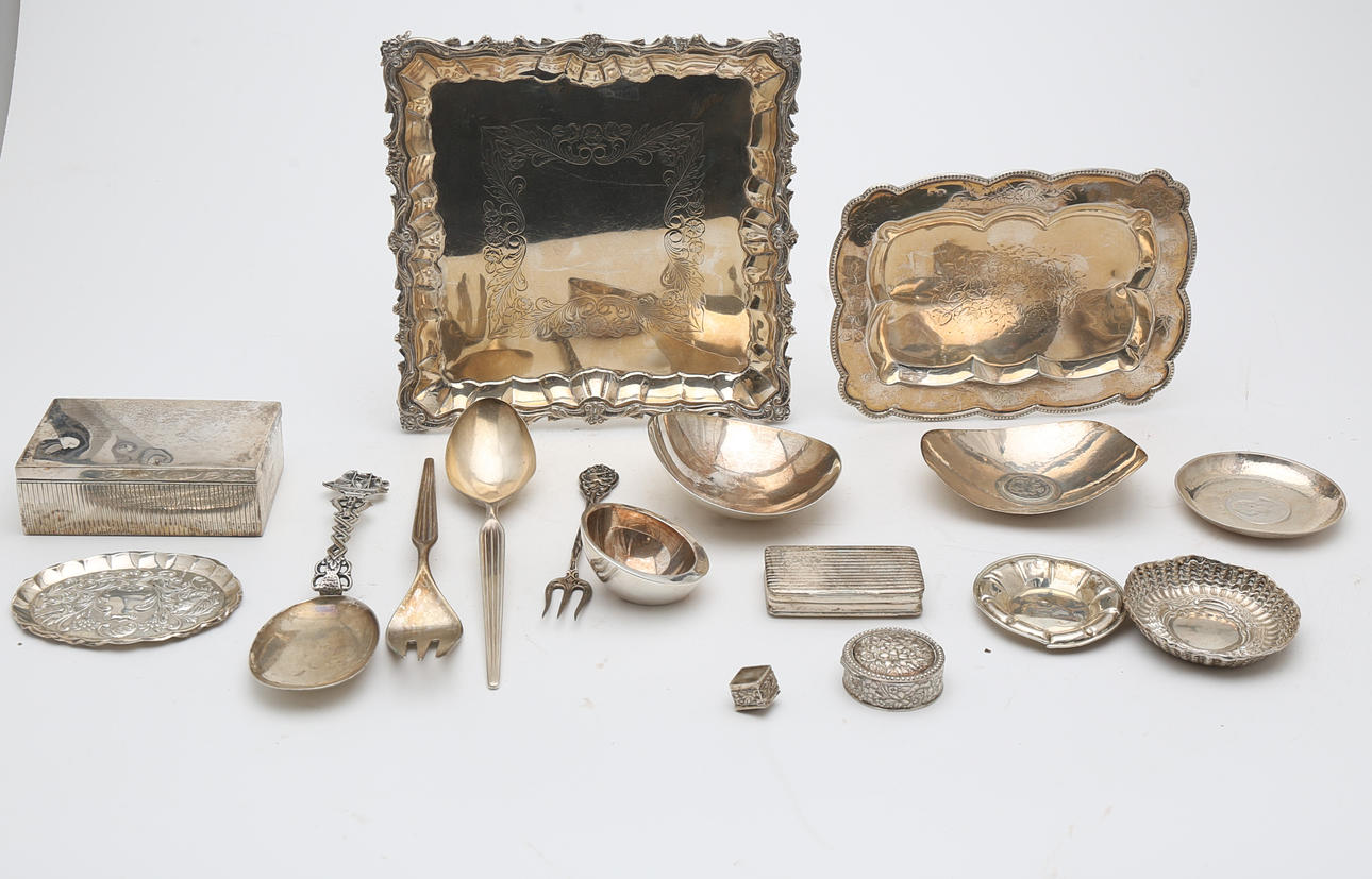 Diverse silverbestick, brickor och lådor.